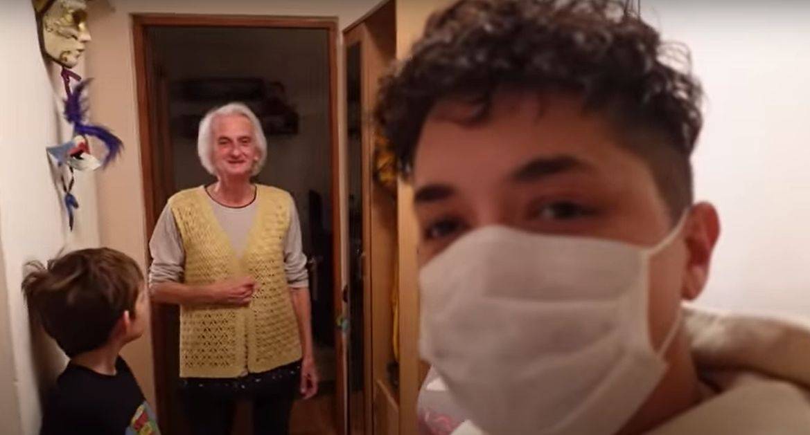 Marija se pojavila na vratima fana i lično mu poklonila novogodišnju jelku (VIDEO) 3 3a9d81d4b3799f2ae50eb14e733b832fa24f6003