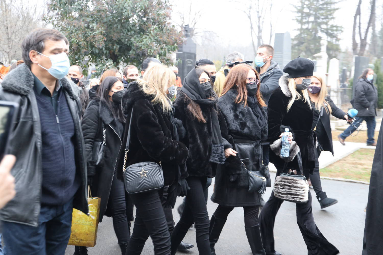 POSLEDNJE ZBOGOM Džej na večni počinak ispraćen uz zvuke violina i čuvenu "Nedelju" (VIDEO) 4 3b7f19d444ab74df7c2bd6624b93a0a1283d0d82