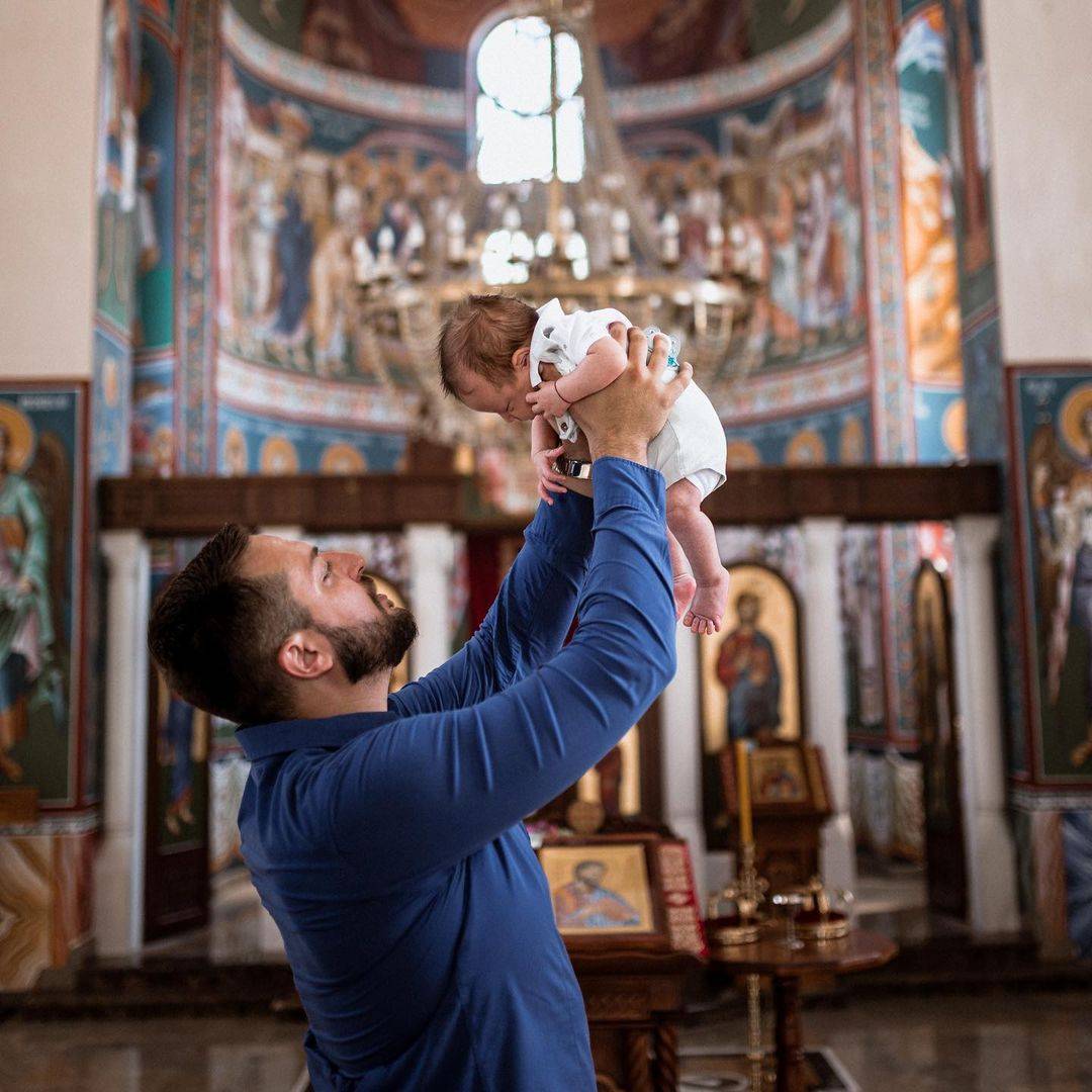 Pevač i njegova supruga KRSTILI SINA, a on mu uputio OVE EMOTIVNE REČI (FOTO) 2 3bbde5538093b11bd7932b046093182f47f30de2