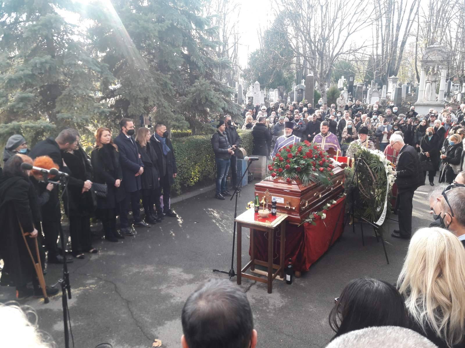 GLAS SLAVUJA JE UTIHNUO: Uz jecaje i tamburaše ISPRAĆENA MERIMA NJEGOMIR 4 3dd2b8c49d887cb7d07c00b756dbfaa0476e4569