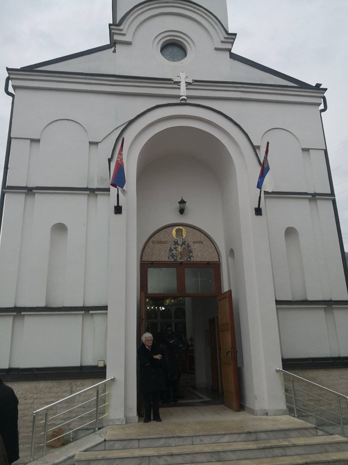 SAHRANJEN OTAC ACA PEJOVIĆA: Uz pevača sve vreme njegova porodica (FOTO) 3 3ef64ff031cf8336c255cb956c5dd0db31dd8968