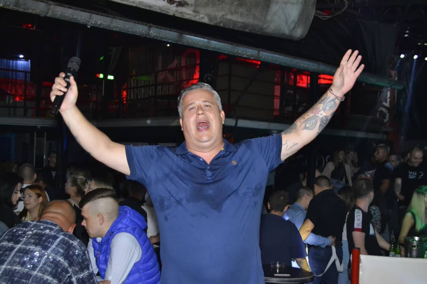 PITA ZA DRUGA: Pevač traži partnerku za INTIMNO druženje, u sve uključen i njegov kolega 2 3f42de637b56febfe6022cc13d6c0630b1670039