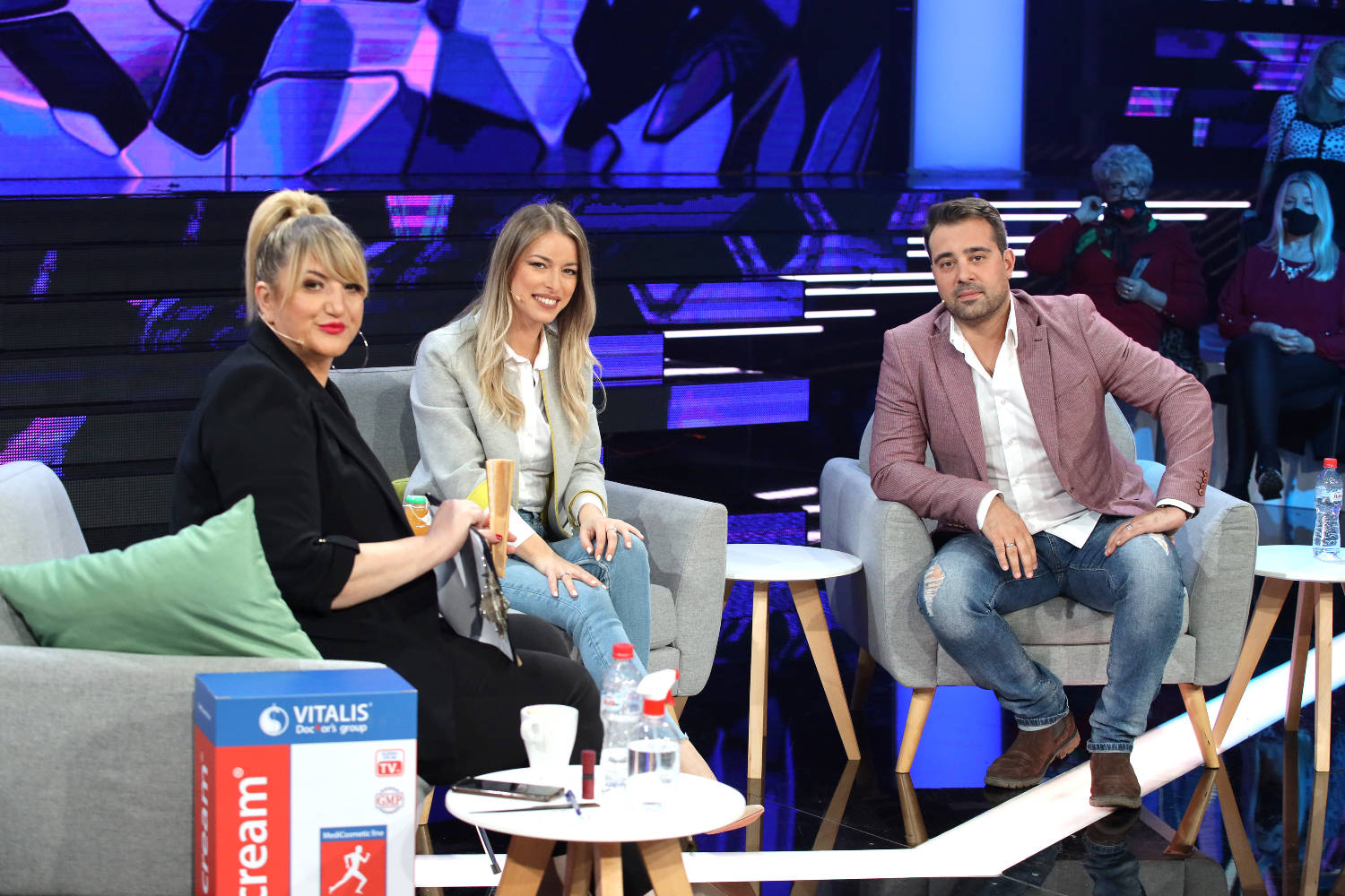 FILMSKA LJUBAVNA PRIČA: Glumac upao u šminkernicu, pa na nesvakidašnji način zaprosio voditeljku 2 40750374ddb771ab1ed75d770b511c170a6e0834