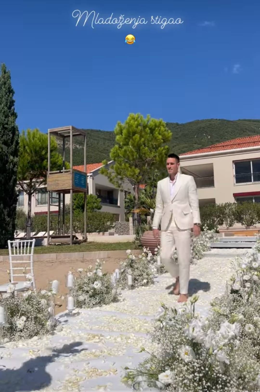 SVADBENA BAJKA NA PLAŽI: Mladenci izgovorili sudbonosno DA, pa BOSI zaplesali na pesku (VIDEO) 3 41848e732d5f3d17fd0cef7348f5ff6f7e141e25