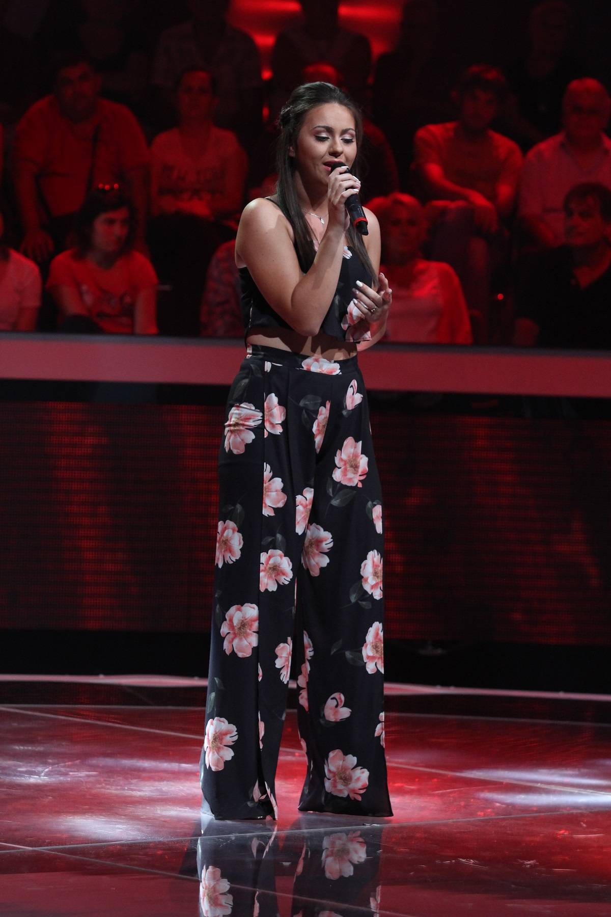 „GLASAJTE BRE ZA DETE“: Ana poručila kolegama, a onda ju je ON uzeo u svoj tim (FOTO) 2 41ce67cb99195889cbe4260fcf29abed5d33b5ab
