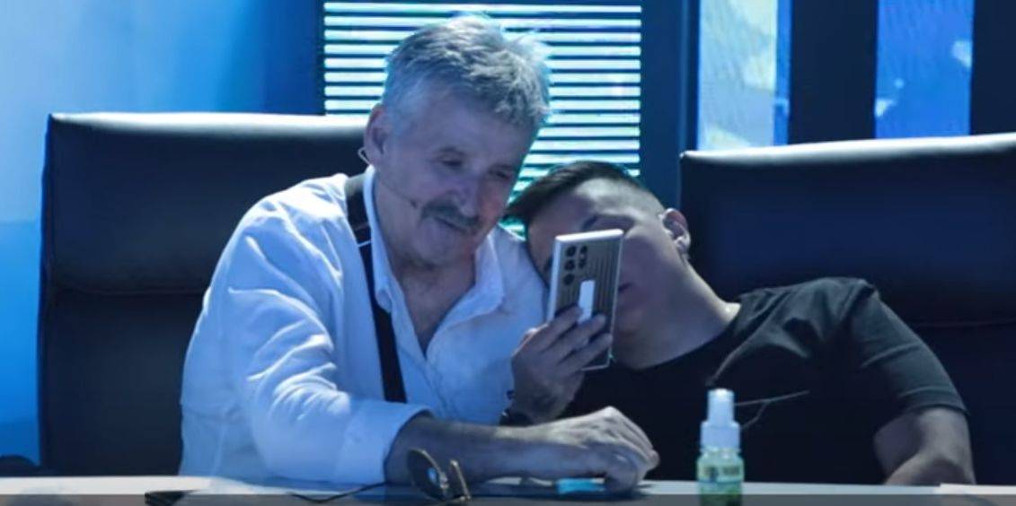 Jedni se ne odvajaju od telefona, a drugi ne prestaju sa pričom: Evo ko se sa kime NAJVIŠE DRUŽI iza kamera (VIDEO) 3 423dc2093c550f887085daf1ffa1f385bb0487dc