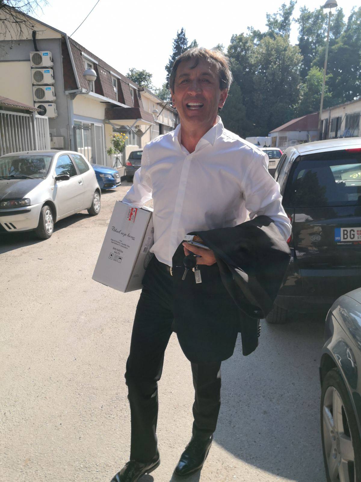 Žika Jakšić stigao na snimanje, a tek da vidite šta nosi u ruci (FOTO) 5 4272d914abf1708453ca193e2b53b262710369eb