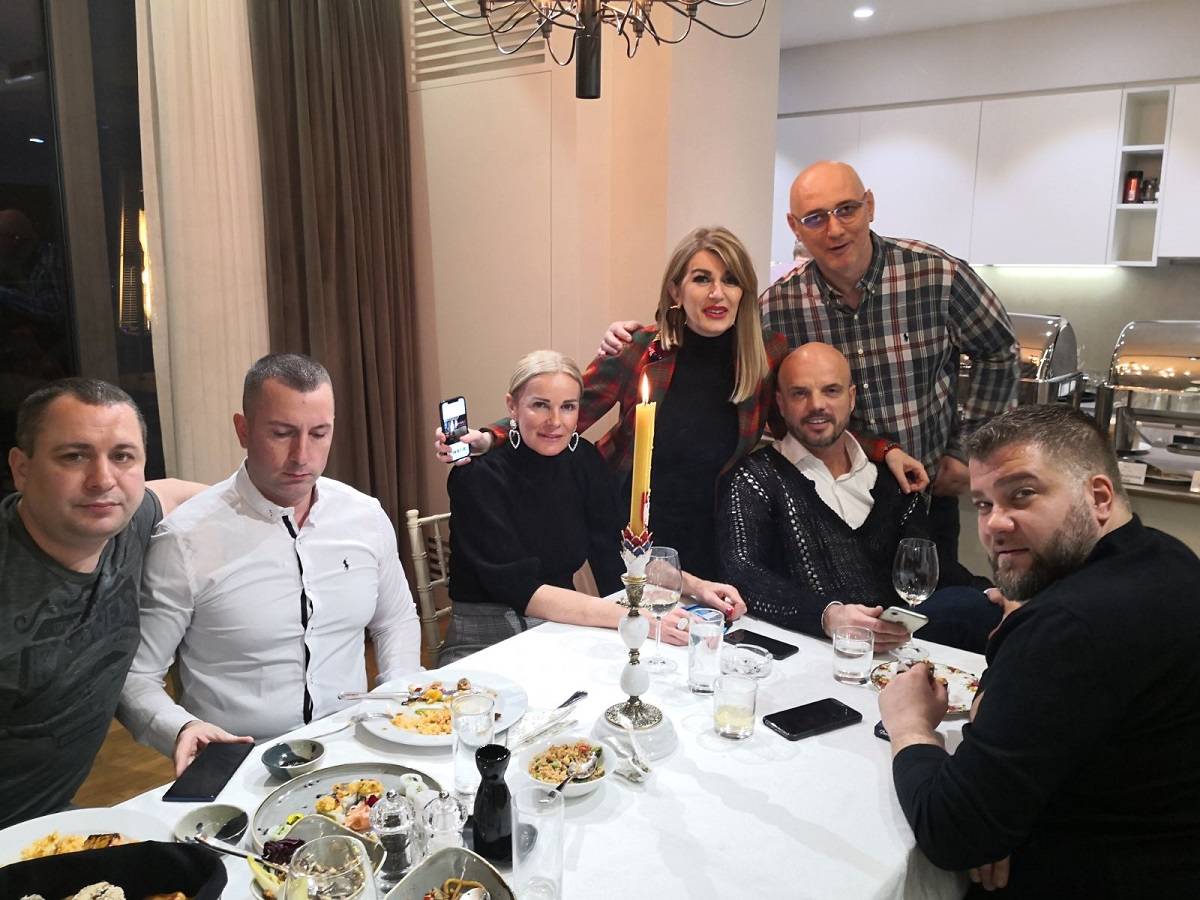 KREM ESTRADE na slavi kod Viki Miljković (FOTO) 2 42e9d0fbc9eee955bbef308d6c9a863abfc821ab