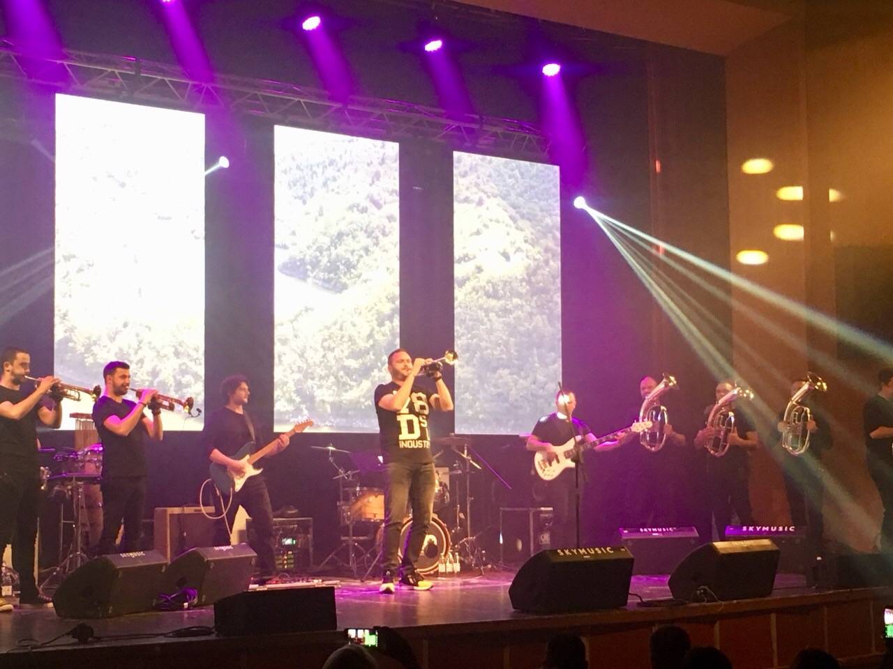 Nezapamćeno interesovanje! Koncert Dejana Petrovića u Mostaru prenošen ispred dvorane 2 44e9ae0101cebbe166a16ddb1bb17a6ac27a538e