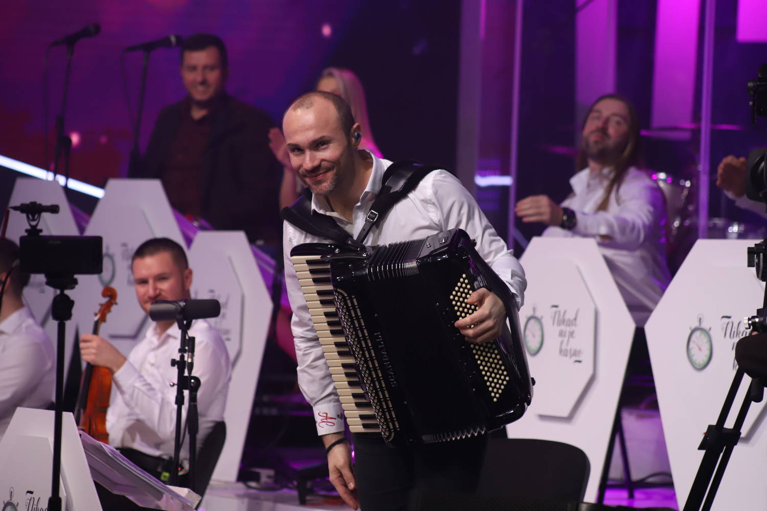 KAFANSKI MIKS Željka Samardžića OPLEMENIO studio, jedan detalj budi neizmernu TUGU (VIDEO) 3 456d7d8da6db4eada34a792c997a39510c718a04