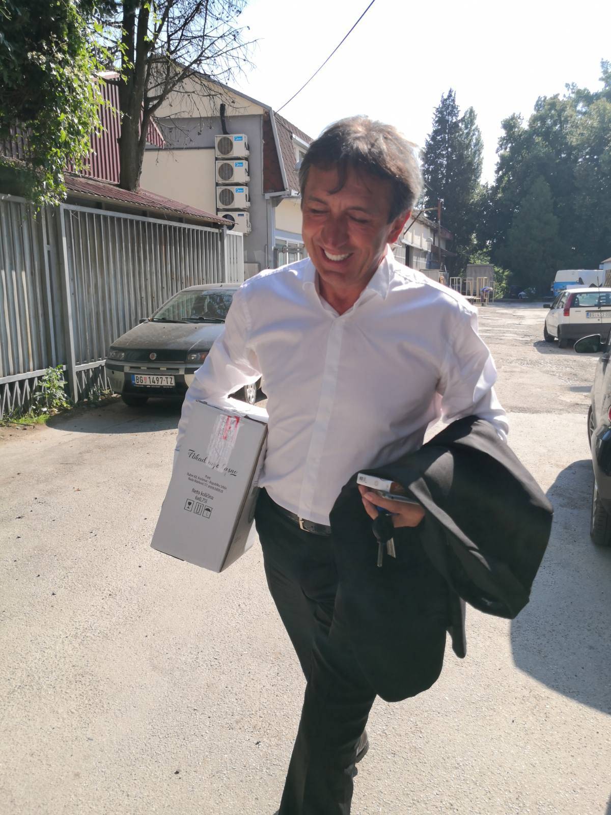 Žika Jakšić stigao na snimanje, a tek da vidite šta nosi u ruci (FOTO) 2 4660685df4e96d3d5146ec53023ab6a1876beab2
