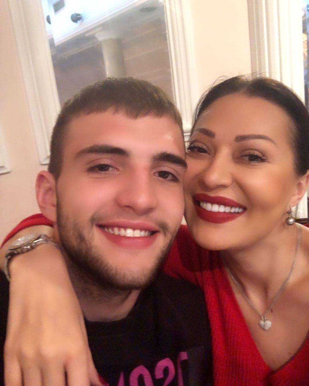 CECIN SIN otkriva kako se snašla u ulozi bake, pa se dotakao njenog LJUBAVNOG ŽIVOTA! (FOTO) 4 466428d51fc5f0d831023b865203a832d8a3a694