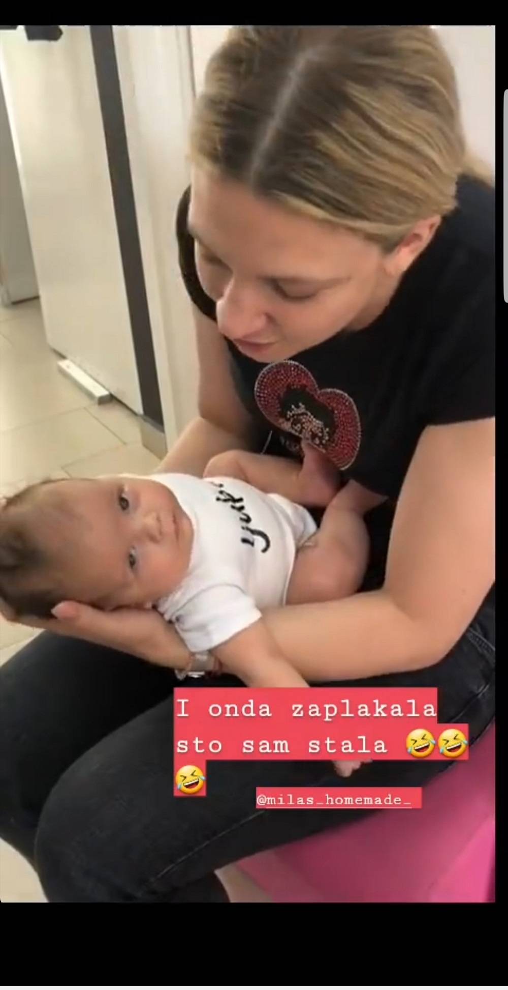 ISTOPIĆETE SE! Milica Todorović drži malu bebu i peva joj, a ovaj pevačicin komenatar RAZNEŽIO JE SVE (FOTO) 3 47b89a7d0ee1478478c326ed3fdfdee011af86cb