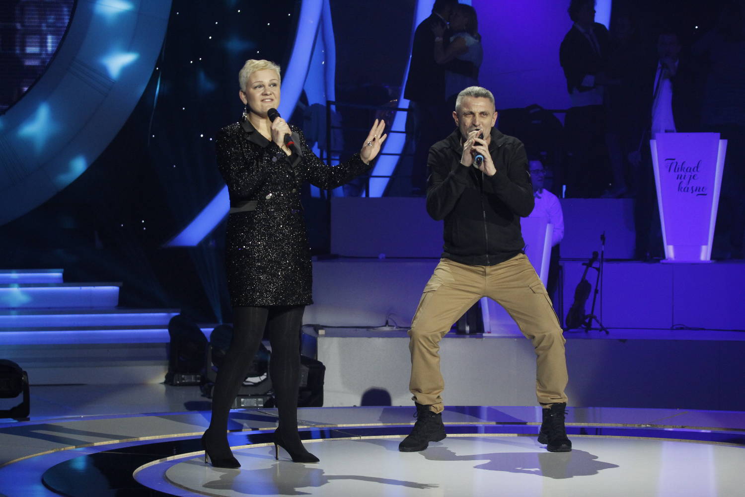 Kad profesor zapeva i zaigra, ceo studio se digne na noge (FOTO) 3 487bfe3f7255c7ec9803723a244bc8b618ad68ae