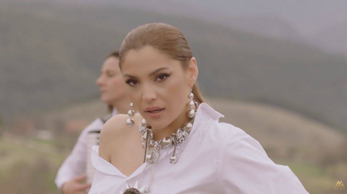 RETKO KO BI SE USUDIO Nadica Ademov povukla NEOČEKIVAN POTEZ, fanovi u šoku (VIDEO) 2 48dad2b30546f7fbe8f2e29360543a1717ef1740