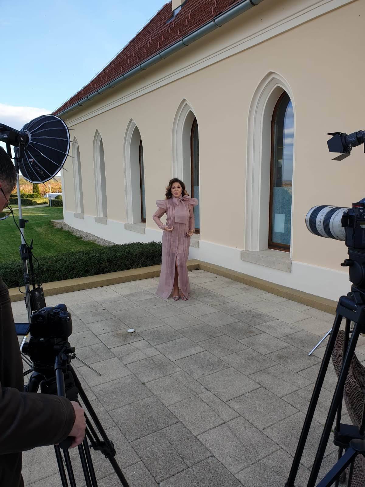 NEDA IZBACUJE JOŠ JEDNU PESMU! Pogledajte tizer (VIDEO) 4 490dfe3f4f6855f134f847688f35c24fe1a66b04
