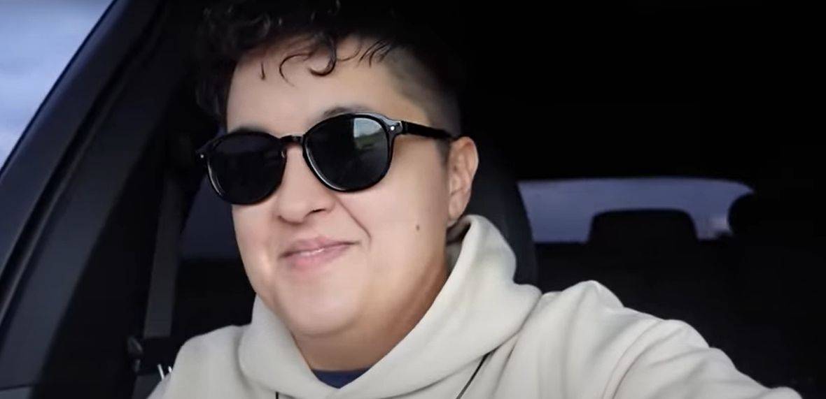 Marija se pojavila na vratima fana i lično mu poklonila novogodišnju jelku (VIDEO) 2 4a394ca63bb0ea778c73c7a12c28e22fec59f647