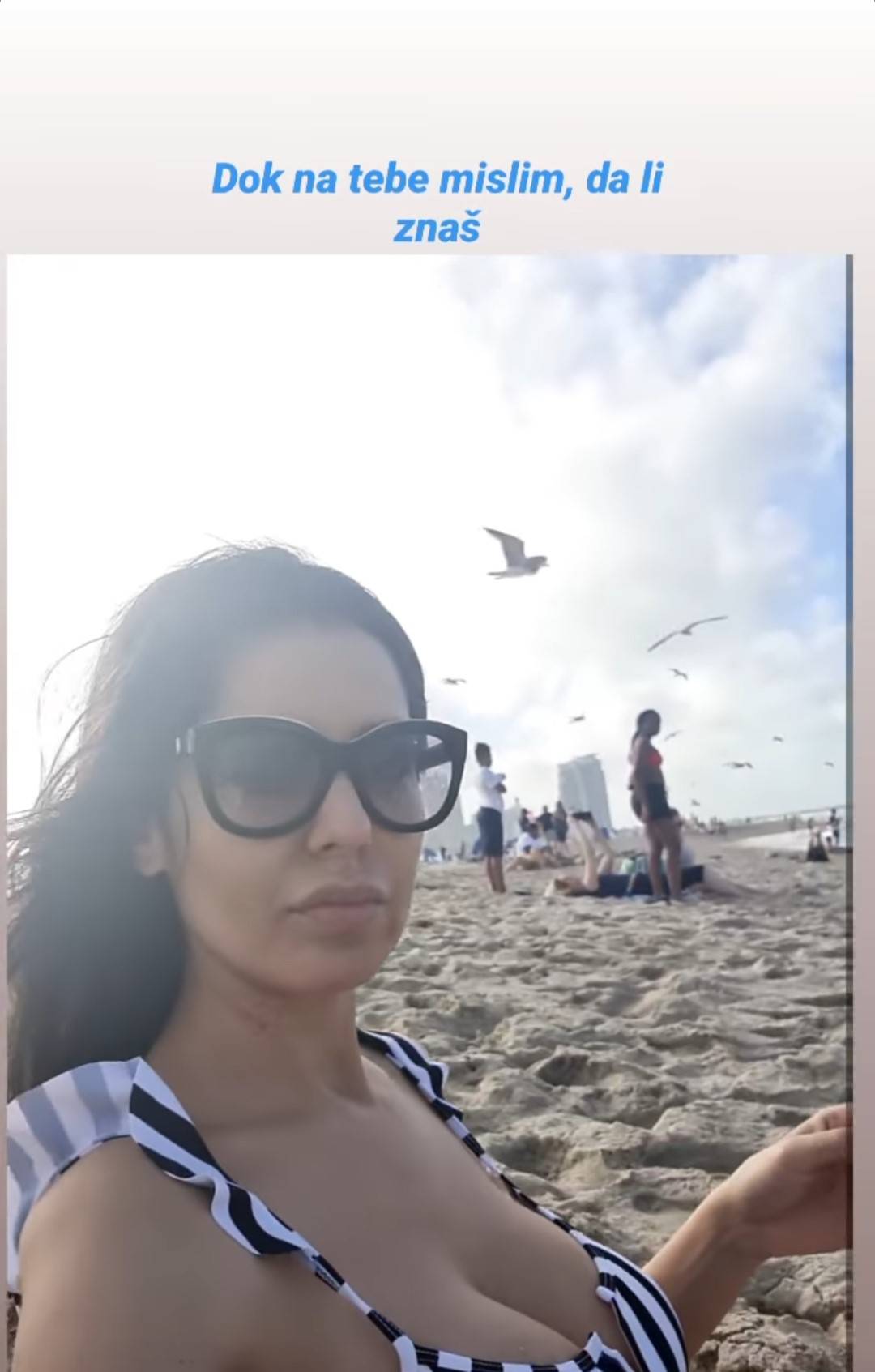Tanja Savić se BAŠKARI NA PLAŽI, OBLINE ISTAKLA U PRVI PLAN, a svi se pitaju kome je posvetila ove stihove! (FOTO) 4 4a7737e1ef8cdcd1c7e259e87344e0653e769d4c