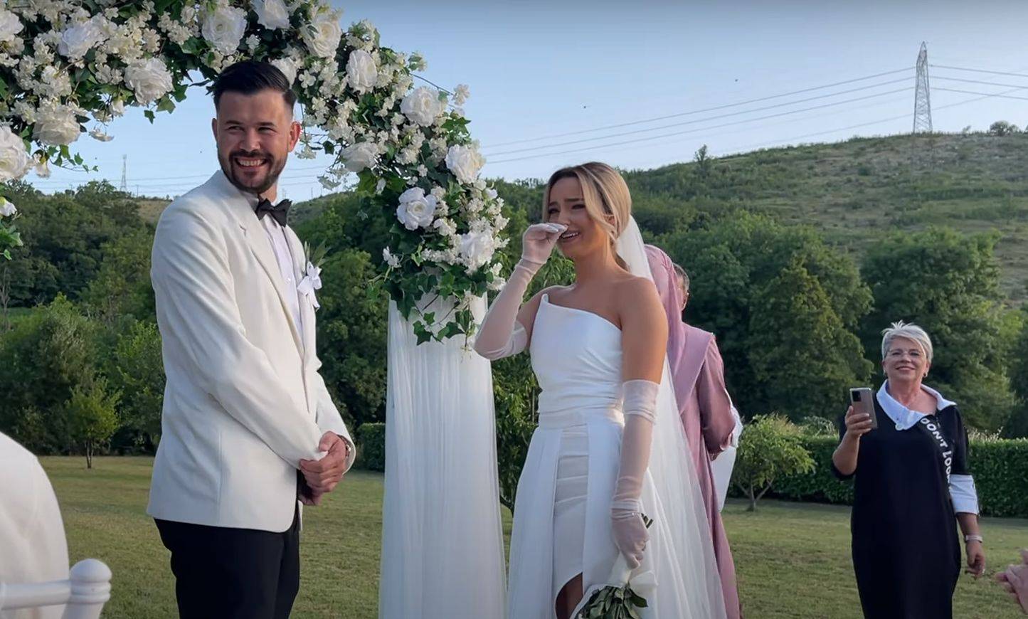 EMOTIVNO Džejla Ramović se RASPLAKALA na sestrinom venčanju i poručila: "NE MOGU da PEVAM" (VIDEO) 4 4ba196eefac0e11dd2a4be6c12166d1591e47b17