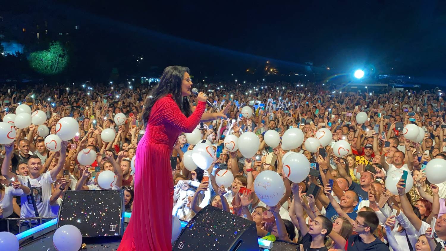 Dragana Mirković ODUVALA Kragujevac! Folk carica oborila rekord u najvećem gradu Šumadije (FOTO) 2 4c06443c9083dff3af2a1fbd31c27a00829faf74