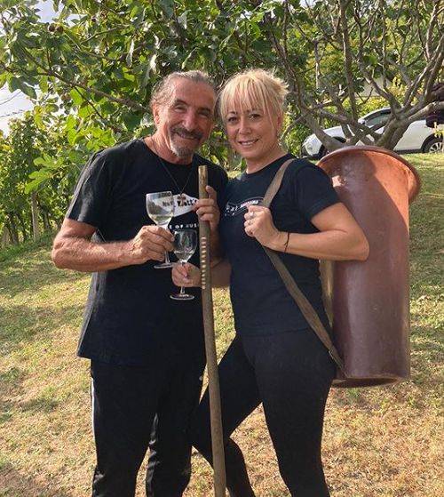 KO ZNA, ZNA Željko Bebek i njegova mlađana supruga beru grožđe i degustiraju vino (FOTO) 4 4c95da342e5db927e01d24b7c732ffb54be36a77