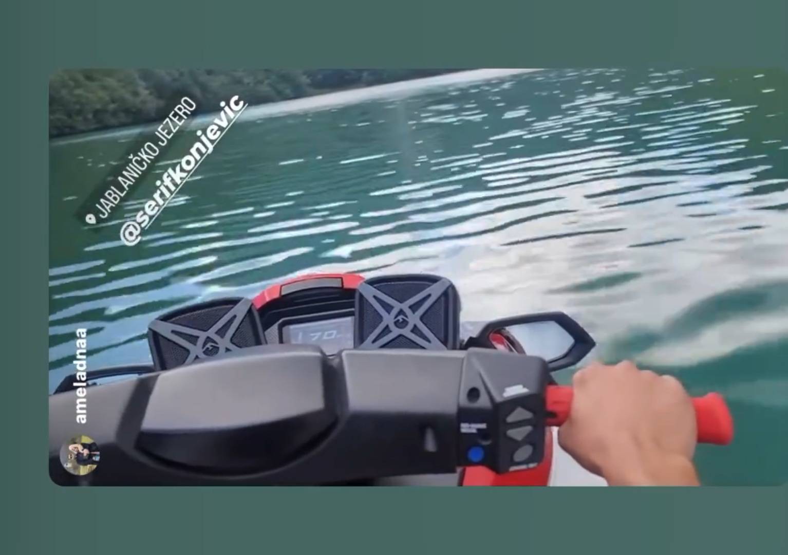 KAKVA DOZA ADRENALINA: Šerif LUDUJE na skuteru i peva svoj hit (VIDEO) 3 4d5e7594e4bbd459cfa63674c38d993e075f49a4