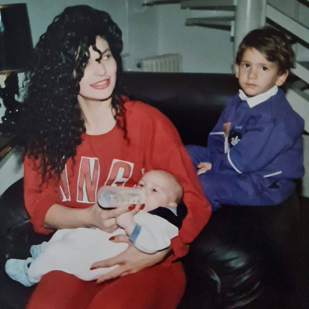 ŠMEKERI od malih nogu: Lidija Vukićević podelila SLIKU SA SINOVIMA STARU PREKO 20 GODINA ( FOTO) 2 4ef8579e615c17ee21c1fafbb34eb743f1afe5f2