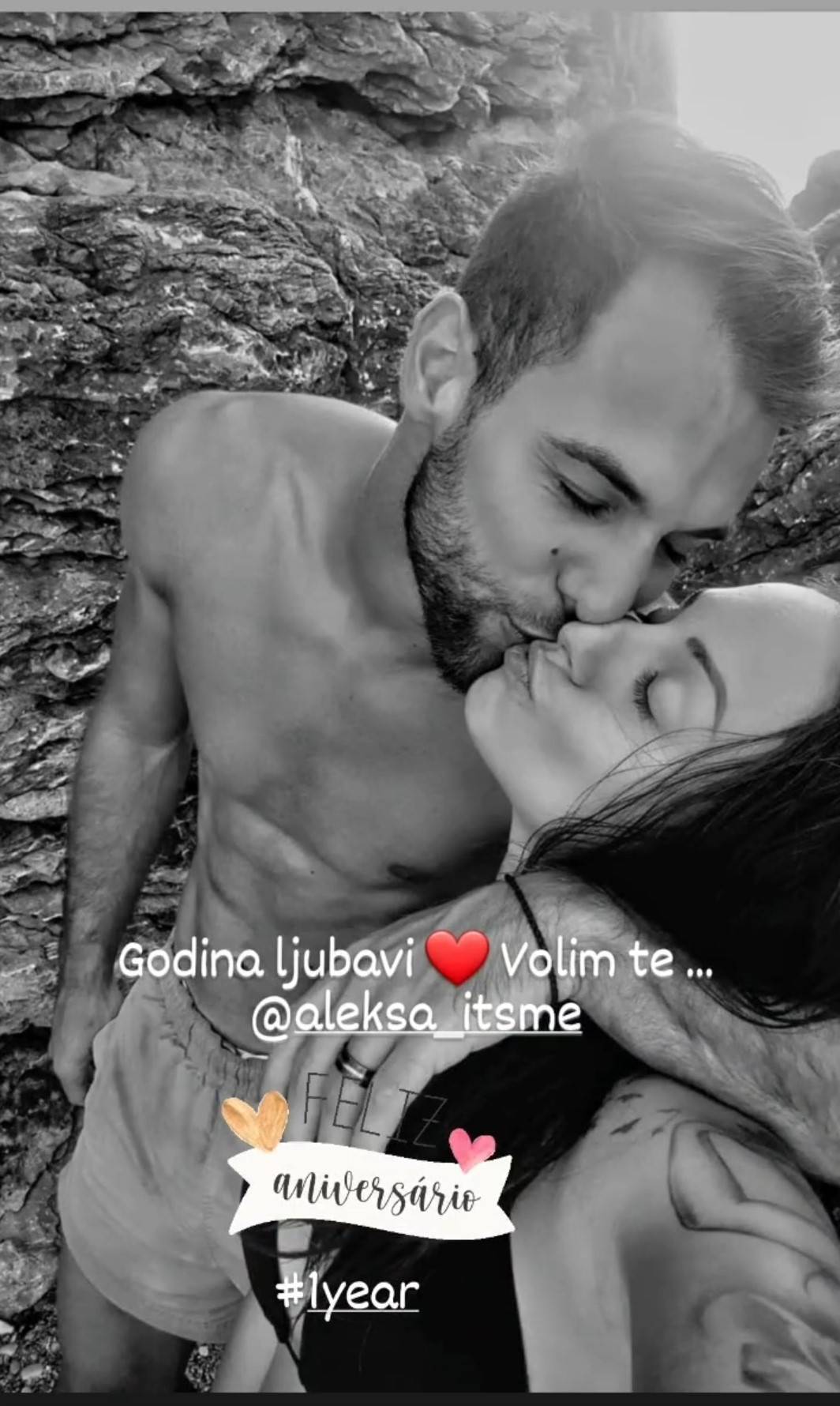 Nedavno se verila, a danas OVA pevačica slavi godinu dana ljubavi sa manekenom 3 4f23655e6a7453354adf6febb1c757d7727962d7