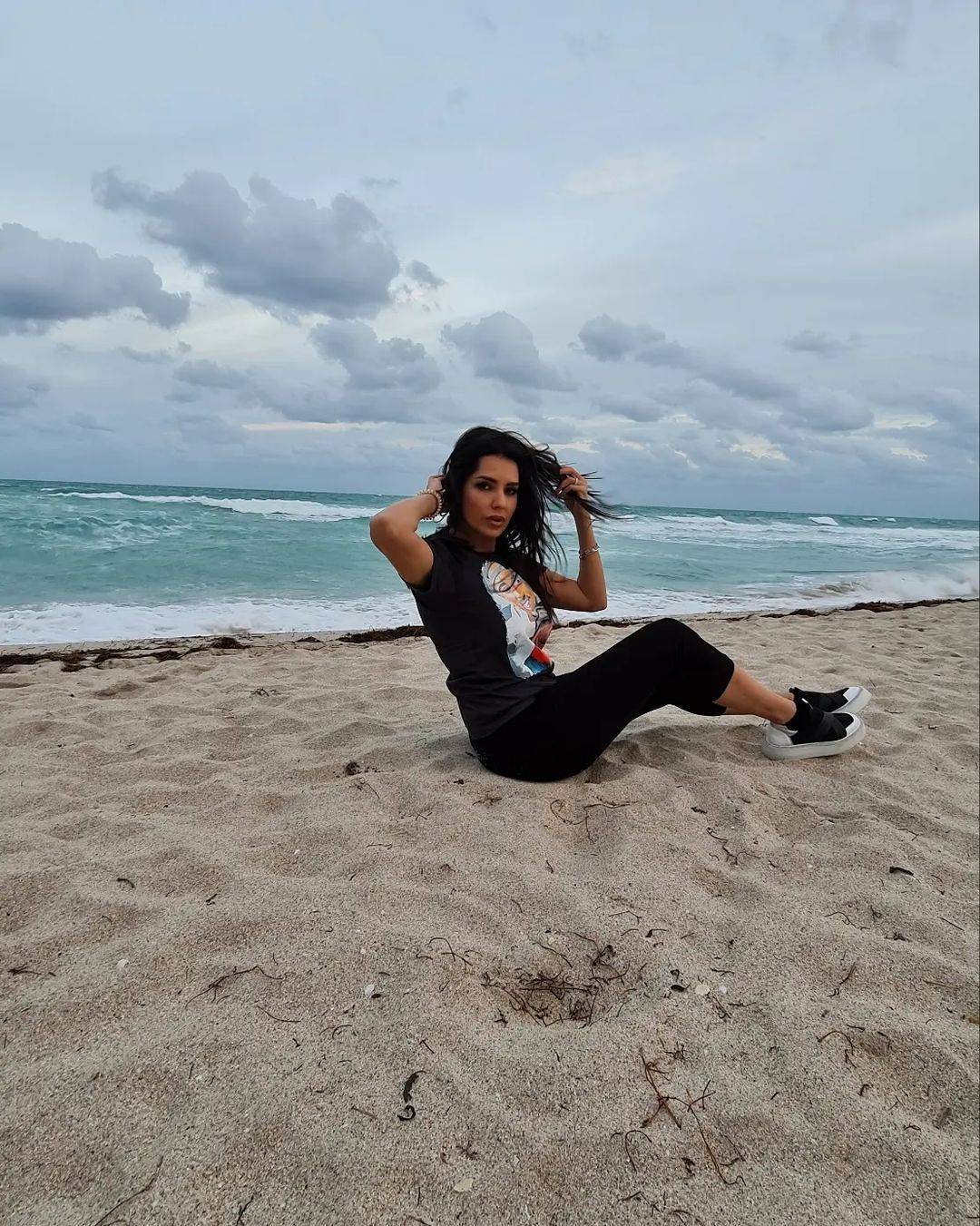 Tanja Savić se BAŠKARI NA PLAŽI, OBLINE ISTAKLA U PRVI PLAN, a svi se pitaju kome je posvetila ove stihove! (FOTO) 2 4f3b2f5d05eab351c17033fb4a359137b2bec3a7