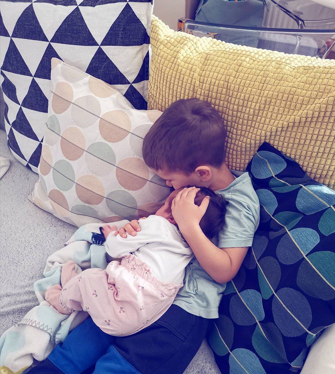Mamina bucka! Pamela Ramljak pokazala kako izgleda bratska ljubav pa se pohvalila ćerkinim napretkom! (FOTO) 3 50d20ea75b6bc310640a2915ddc6c95547ea8042