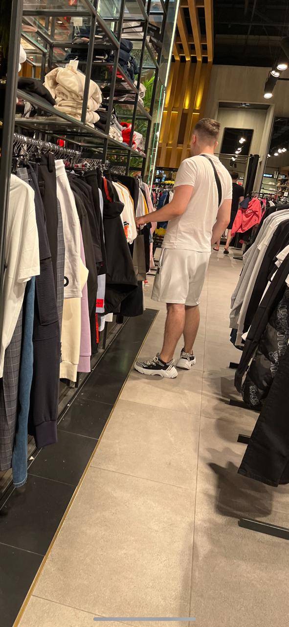 ODREŠIO KESU Zvezda Granda UHVAĆEN u tržnom centru dok je pazario SKUPOCENU GARDEROBU (FOTO) 6 52e5cd02ce8f7fe480ab9c92008d60b5b785bfbe