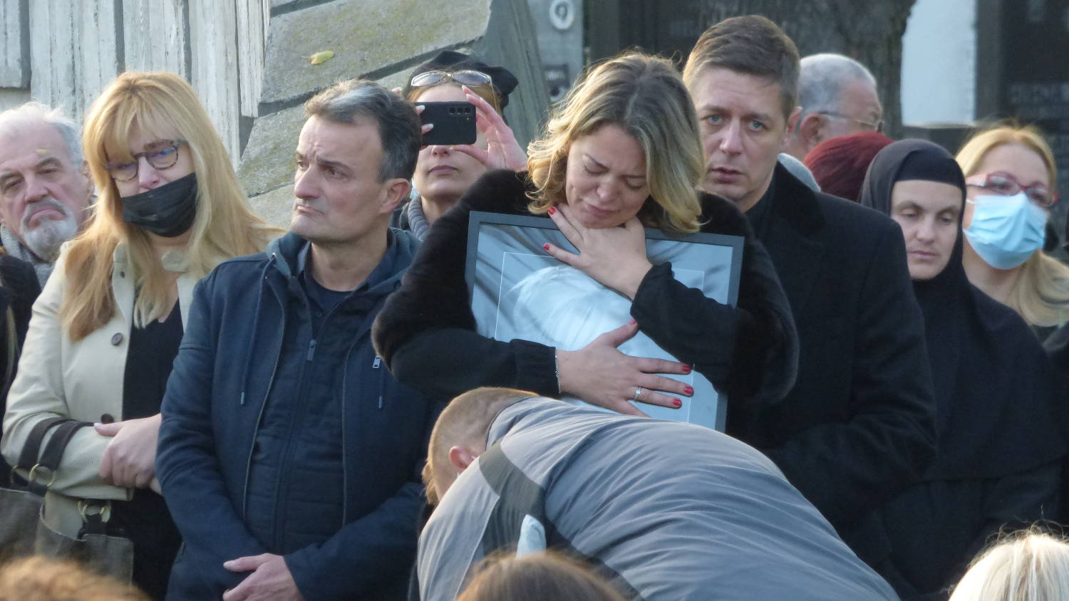 POTRESNE SCENE SA NOVOG GROBLJA: Merimina deca jecala, nisu mogla da se odvoje od majčine slike (VIDEO) 6 53702af9a038d05c0faf2735aa96e4fc4d441f19