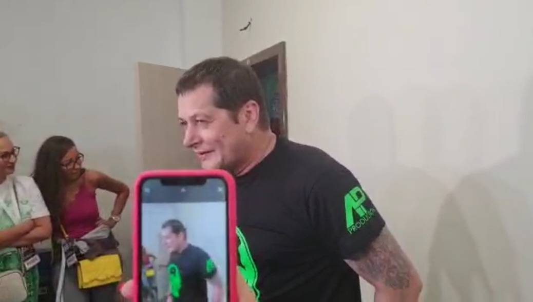 Aco Pejović pred koncert TREMU UBIO poklonom od kuma, a na sceni IZNENAĐENJE: "Ćerke će pevati sa mnom" (VIDEO) 4 53b637b8d8900b97ebc2cafa0d46f24bd33fcc7b