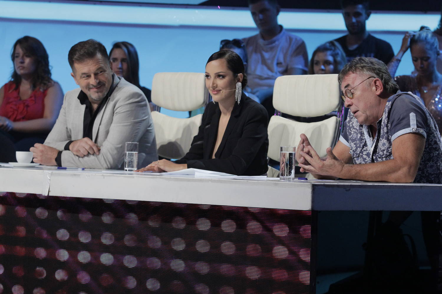 KAKAV START! Žiri se zbog nje posvađao u ZVEZDAMA GRANDA, a sad je POKIDALA u NIKAD NIJE KASNO 4 54de34e32be133e6d258d0b18c0c4fdad0ed211b
