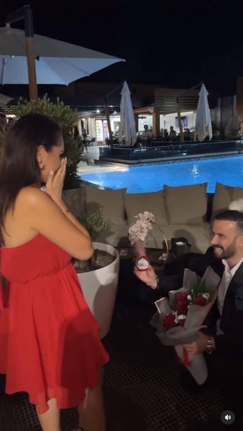 KAO NA FILMU: Zvezda Granda ZAPROSIO DEVOJKU na njen rođendan, ona samo što se nije ONESVESTILA (VIDEO) 3 5834519a9cb8951932fcd6aeea47fb05eb0cba5f