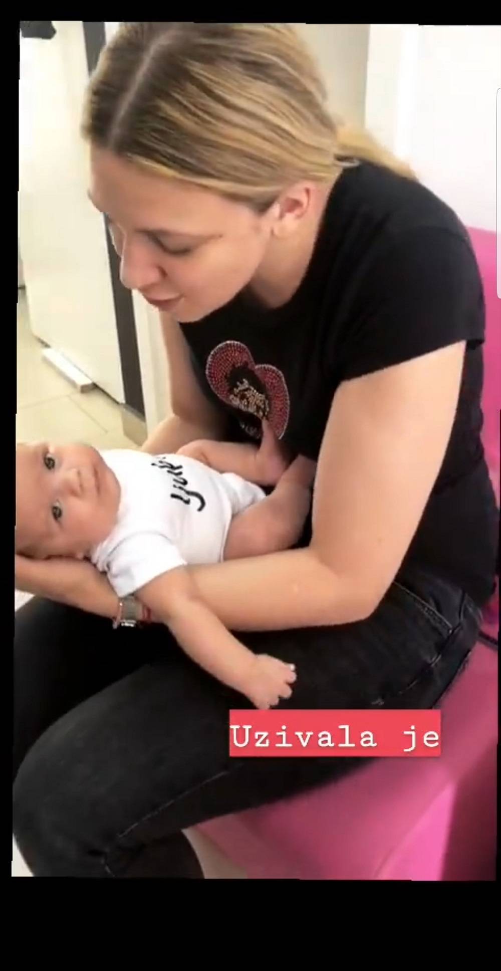 ISTOPIĆETE SE! Milica Todorović drži malu bebu i peva joj, a ovaj pevačicin komenatar RAZNEŽIO JE SVE (FOTO) 2 5ad7cc5a4d3daa72a937f0f965bd34aee53e993b