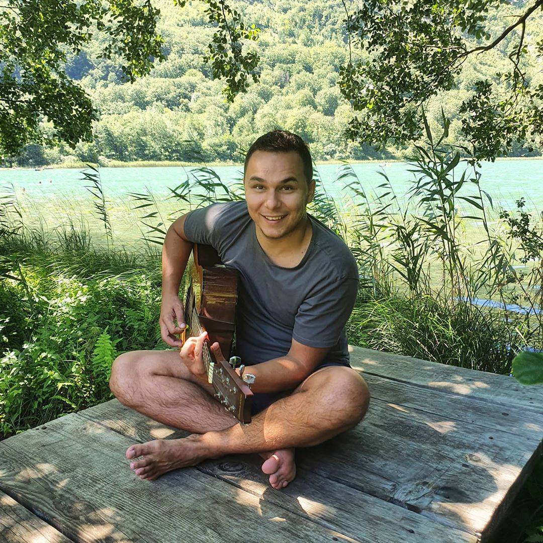 KAKVA UVERTIRA ZA VIKEND Emrah Emšo objavio MIX KLUPSKIH pesama (VIDEO) 2 5b0088102f9185641cfa0cccba0130c3b6cc3e00
