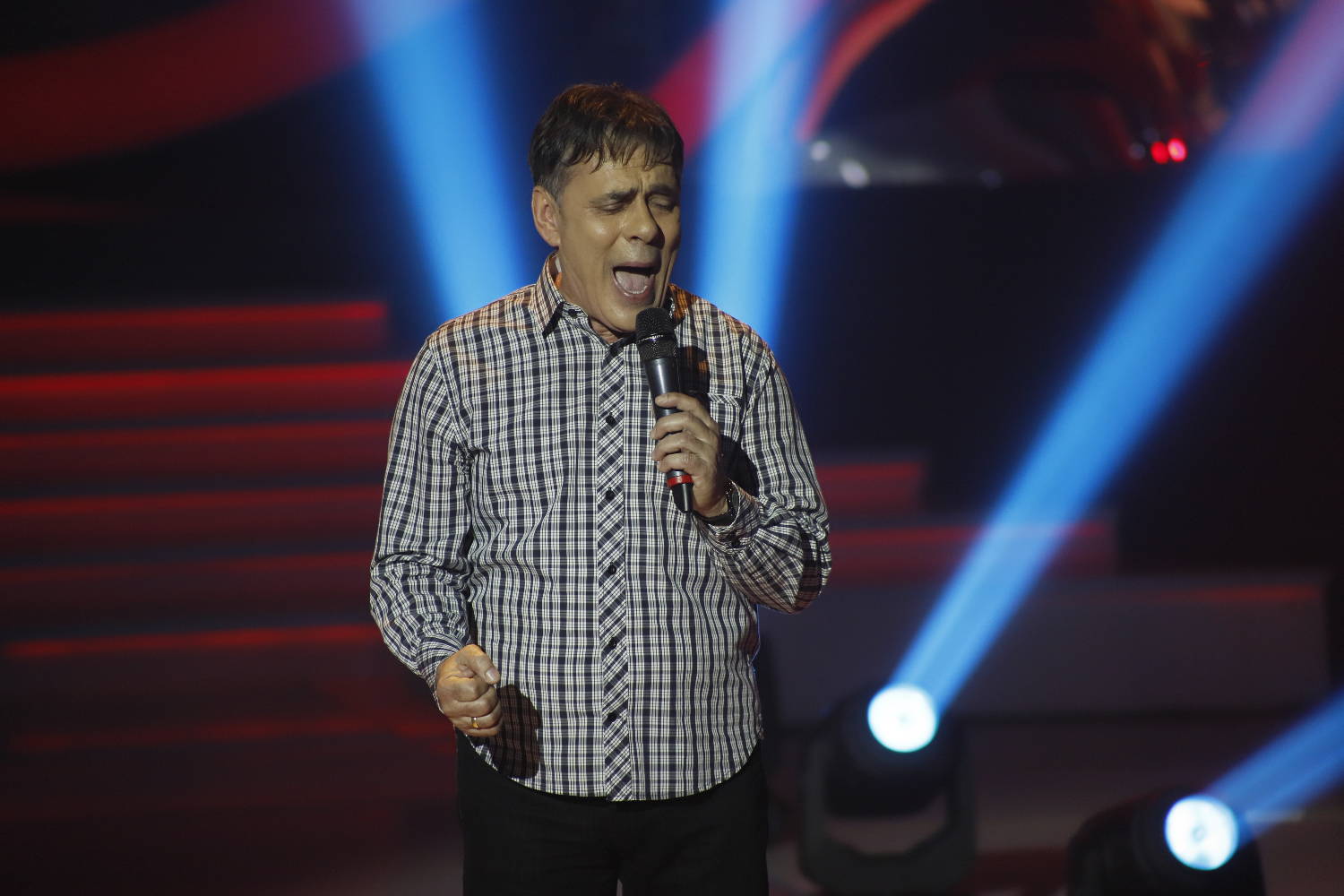 KAKVA EMOCIJA: Dva nepopravljiva romantika i pevačine priredili neviđeni šou u četvrtfinalu (VIDEO) 3 5cf8ea13a09cd20e267c7f42ebd3fac9514f1b27