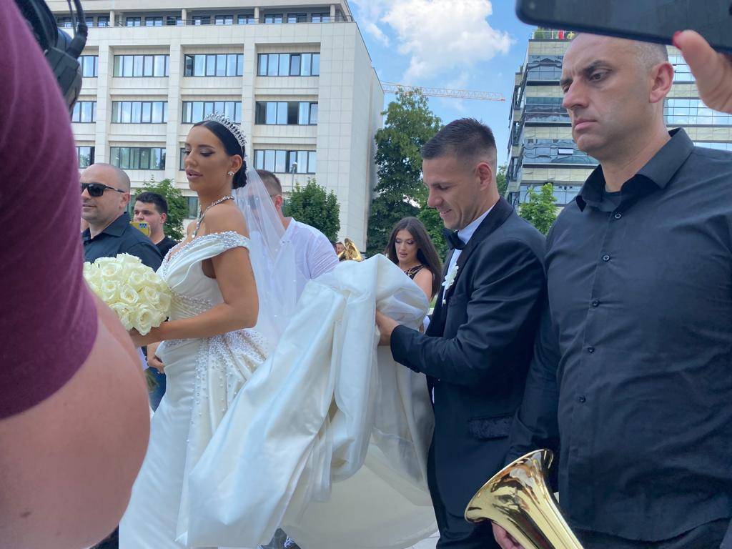 NAJSKUPLJE SRPSKE SVABDE: Kraljevski meni, povratna avio karta i drugi luksuzni detalji (VIDEO) 5 5d8273f1dbf95b90f4c597e95ad0c15e04bc2de4