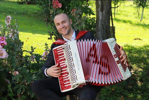 Na početku su ga osporavali, a danas je od harmonike zaradio i stan i studio 2 5ff6a08368a3d6bd17e1a0828cfd905d874dbed3