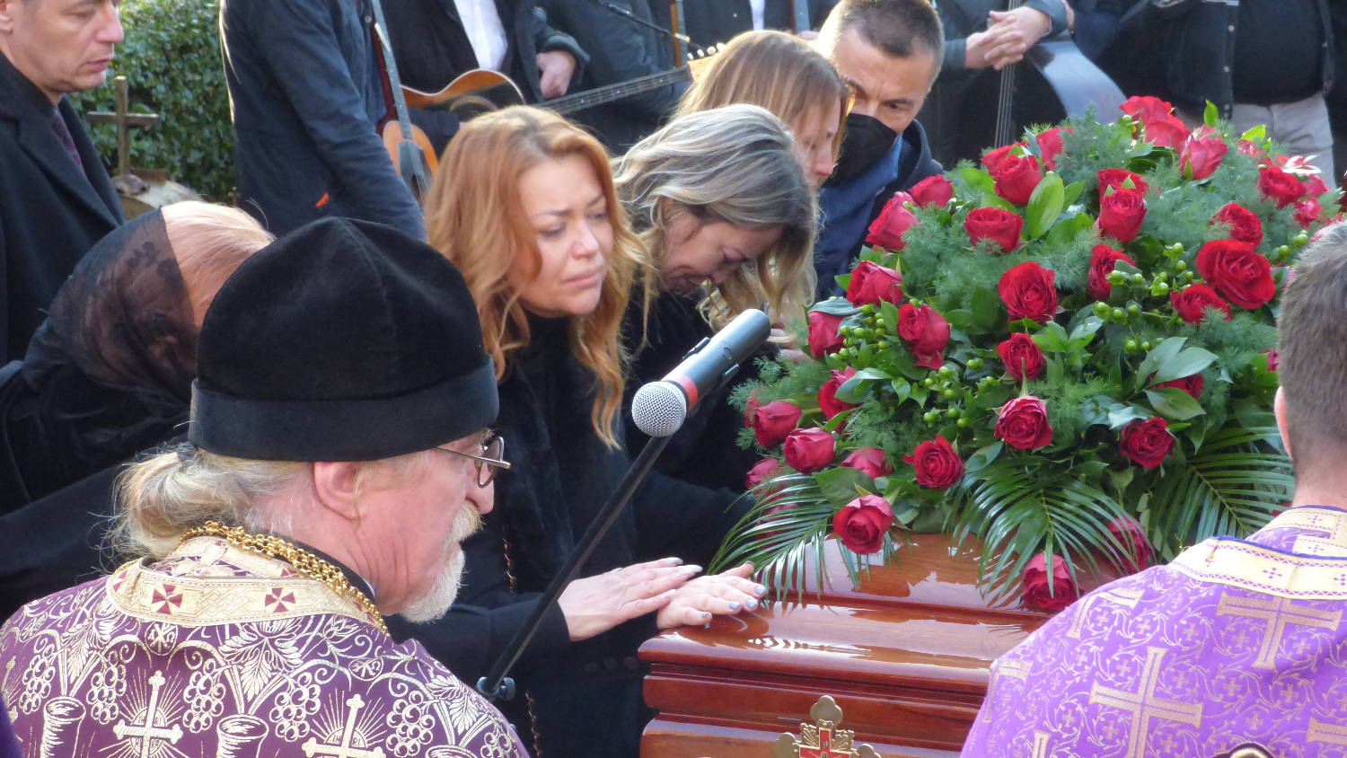 POTRESNE SCENE SA NOVOG GROBLJA: Merimina deca jecala, nisu mogla da se odvoje od majčine slike (VIDEO) 3 633aa7535a82dd8fb29ca7d6209503dbc2848c26