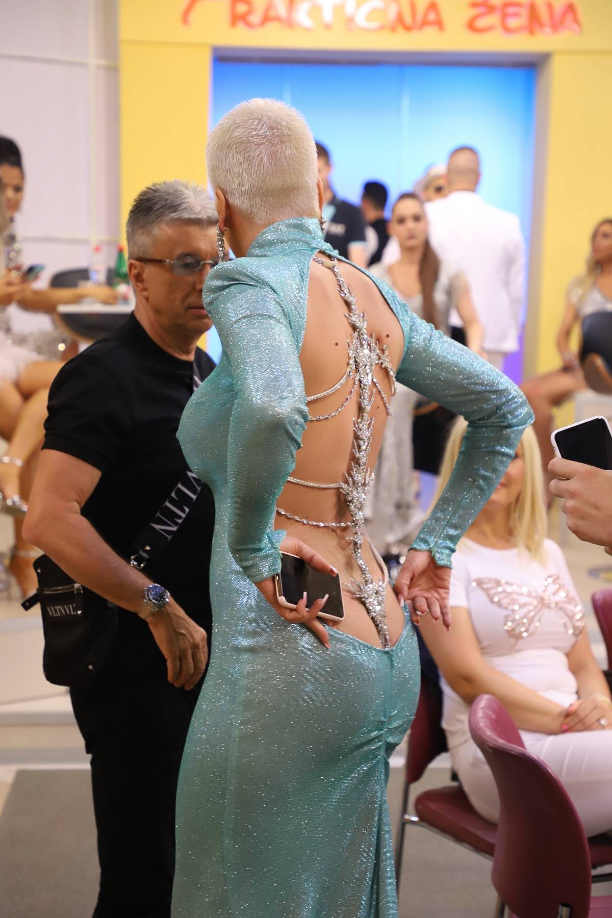 PLENI IZGLEDOM: Jelena Karleuša u finalu u haljini golih leđa i bez gaćica (FOTO) 3 65164d1a42527af5decf3f7fd47123f1abedccd0