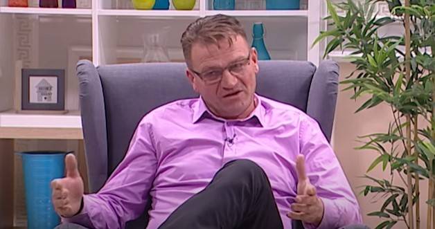 Rade Jezdić: ''Mikrofon sam uzeo kao sredstvo preživljavanja! Za minut je zarada bila kao 5 plata u prosveti''! (VIDEO) 2 65fa463898ed6029551395e2d34100b2c130ff5f