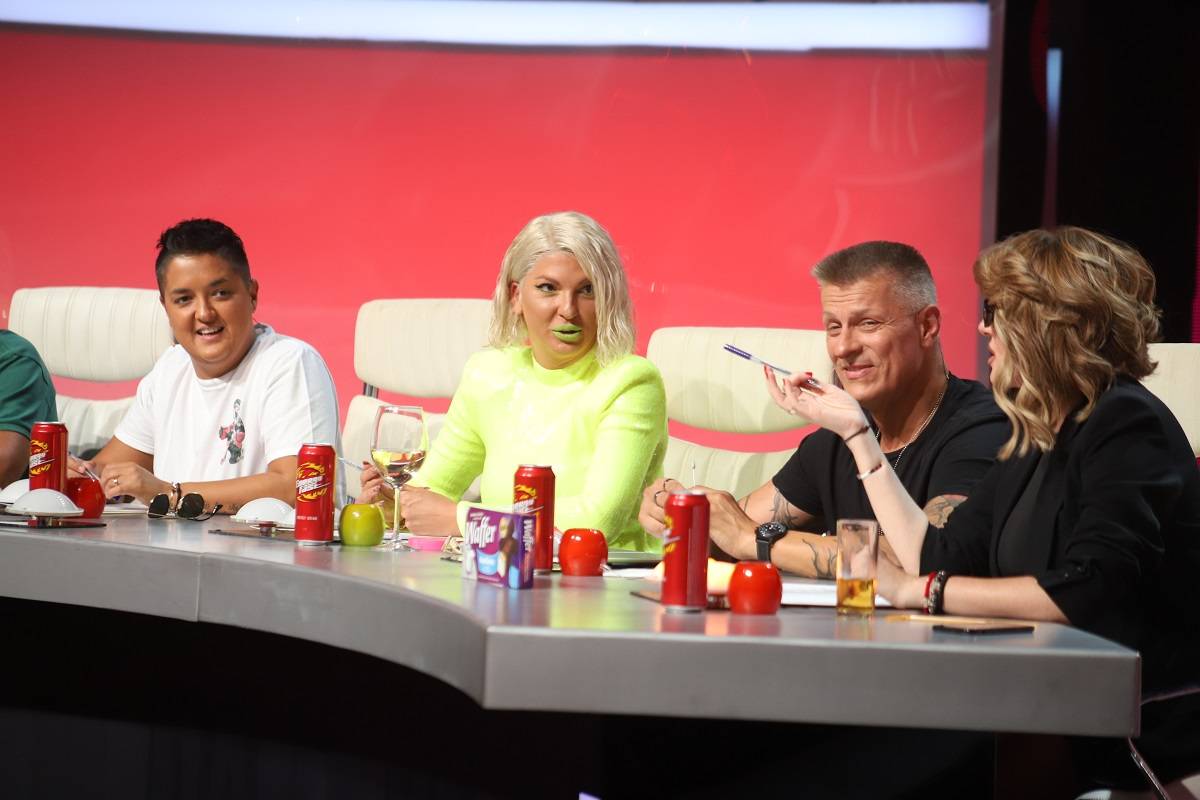 Jelena LOMI SISICE, Bosanac takmičaru viče ŠKRTICE, a na sceni se pojavio NOVI Saša Popović! (VIDEO) 2 67f8c84eb61521b01e56607e00a378b4bcc918ae