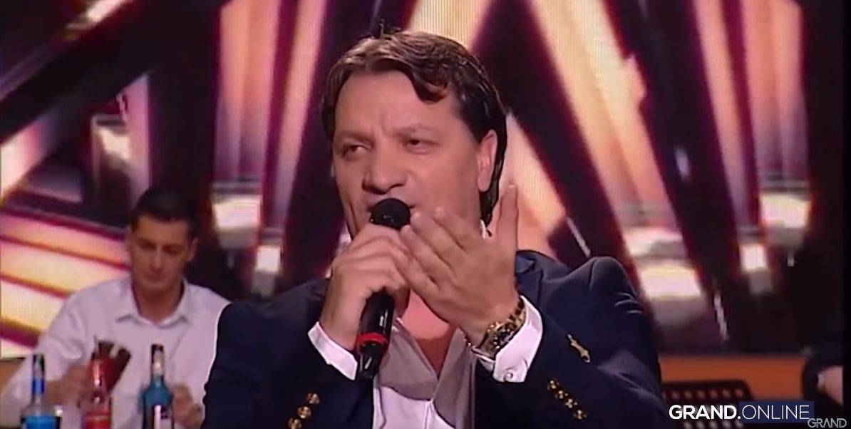 Ženi ROLEKS, unucima MERCEDES, a sebi HOTEL: Bađi ima samo JEDAN ALBUM i čitavo BOGATSTVO (VIDEO) 3 6a003fc61b568e231c4d7f633eba13c7b8709b25