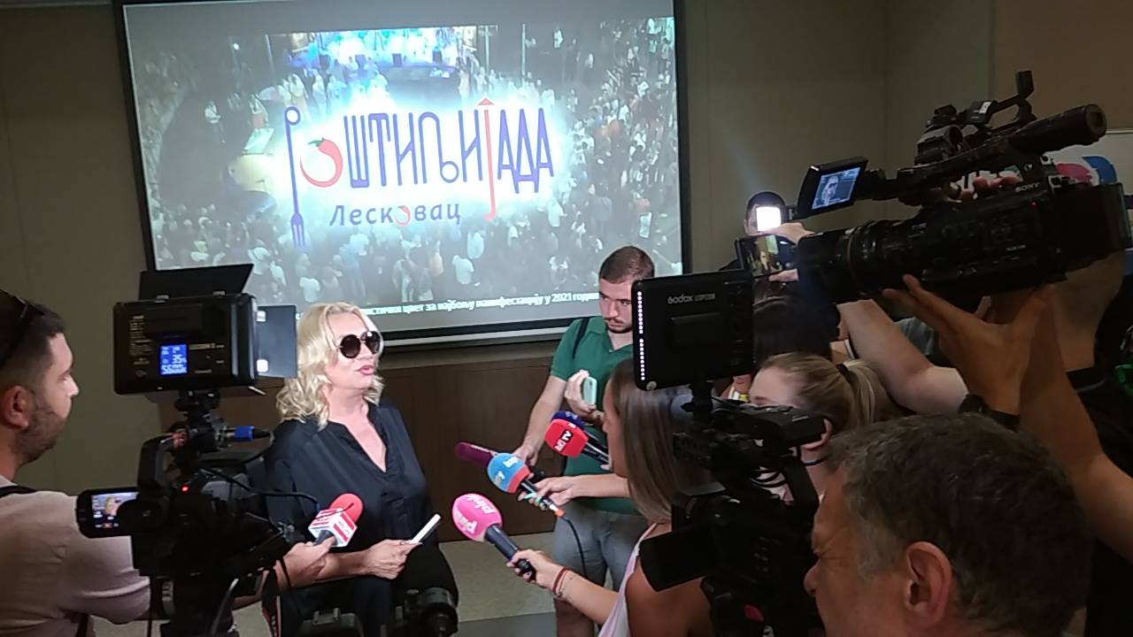 Pevačica OTKRILA na koji način joj se UDVARAJU MUŠKARCI, pa nasmejala sve: "Ovi mlađi..." 3 6b9e145ce80905ade8c00e5e4c863039ed2fd708