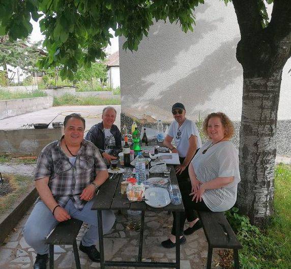 NAJBOLJI SA NAJBOLJIMA! Bračni par Kukić na pikniku sa Vlatkom Stefanovskim! (FOTO) 3 6bf1e7653e716a5dd7d18d5a3cd41792d76bba25