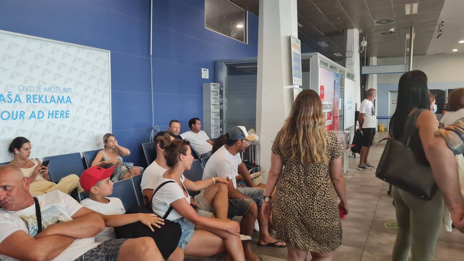 KAO SAV NORMALAN SVET: Glumac uhvaćen na aerodromu, zbog jednog detalja SKIDAMO KAPU (FOTO) 3 6c7396a4aa20b2a089629a5f0db1d49009630b72