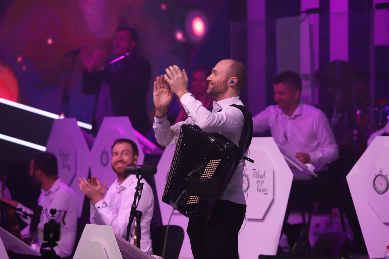 Takmičari koji RAZGALJUJU, Žika i Mare U ELEMENTU za šale: "To je FRIZERSKA PESMA" (VIDEO) 2 6f87a381e1306eed4aa258a678c99c775535d39a