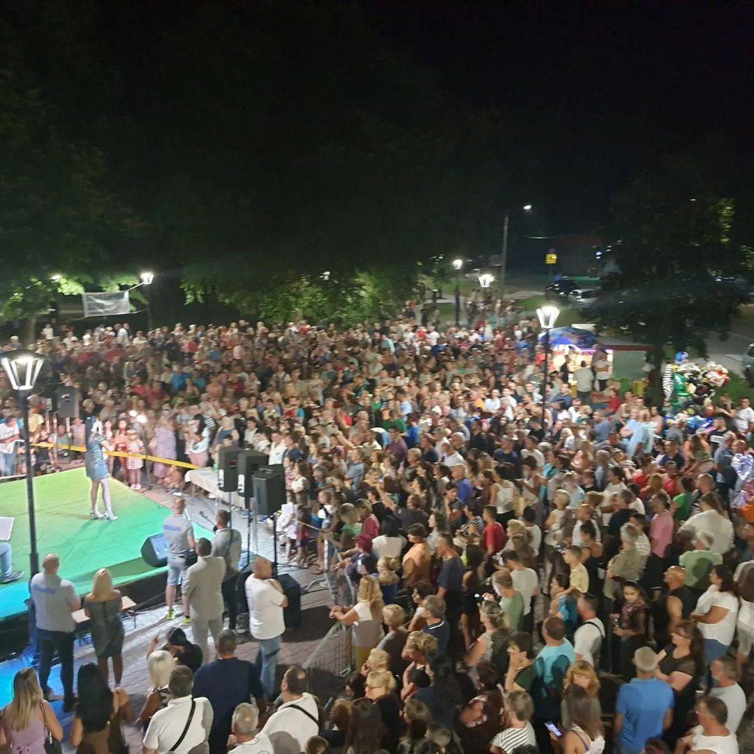 SNEŽI SRCE HTELO DA ISKOČI: Publika je IZNENADILA (VIDEO) 4 6fd15ad8ecee77be9282622511aeda4c3acd2102